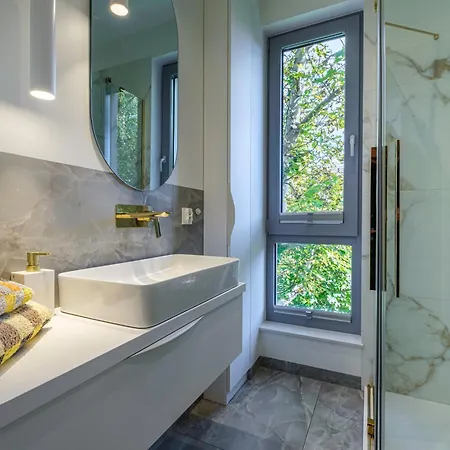 Amber Glow By - 3 Bedrooms, Parking *