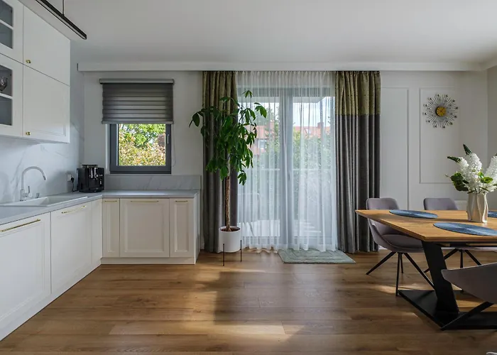 Amber Glow By - 3 Bedrooms, Parking